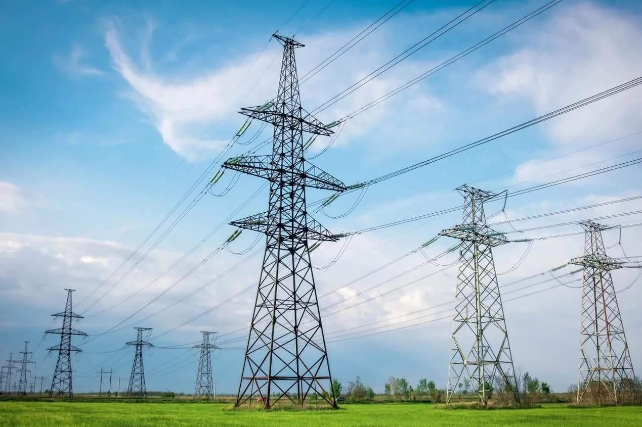 ACSR steel-reinforced aluminum conductors on high-voltage transmission towers.